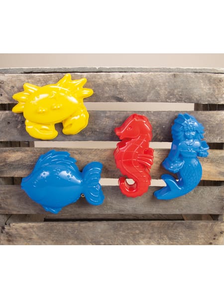 Fire havdyr-figurer i blå, rød og gul - formet som søhest, fisk, krabbe og hval